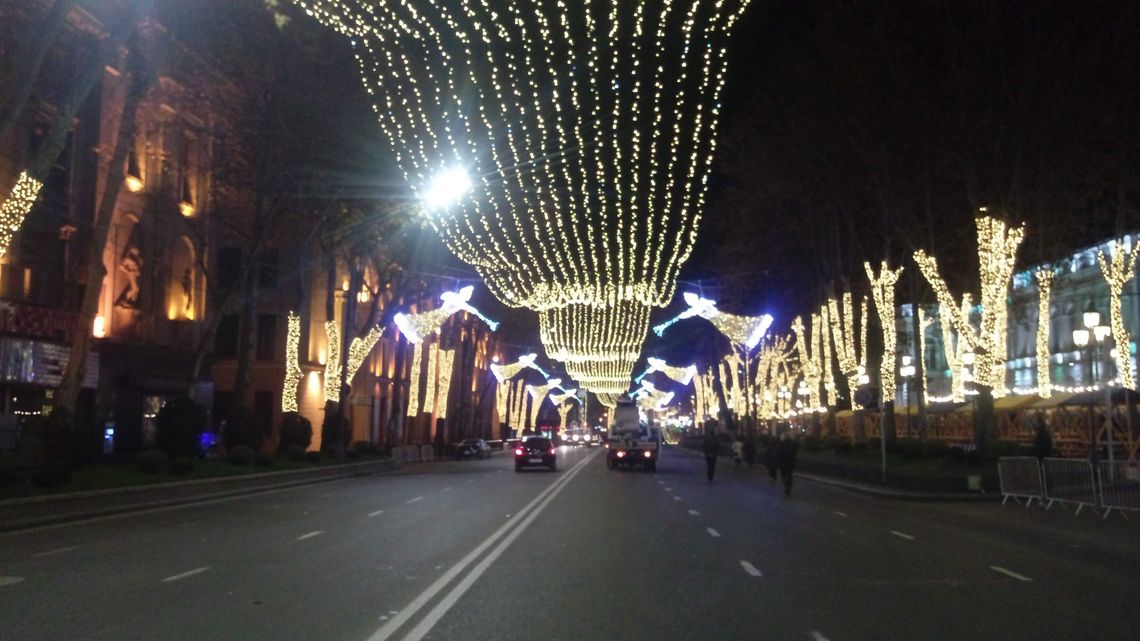 So auf dieser Straße zu stehen, kann man eigentlich nie. Die Rustaveli Avenue ist die Hauptader in Tiflis und nur selten für größere Events oder Demonstrationen gesperrt. In diesem Fall wurde nachts die ohnehin schon exzessive Weihnachtsbeleuchtung ergänzt.