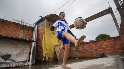 Maria Eduarda de Almeida Barbosa (genannt "Duda", 12 Jahre), Fußballerin im Projekt Piratinha, übt auf dem Flachdach ihres Hauses mit dem Ball.Projektpartner: Açao Educativa - AE