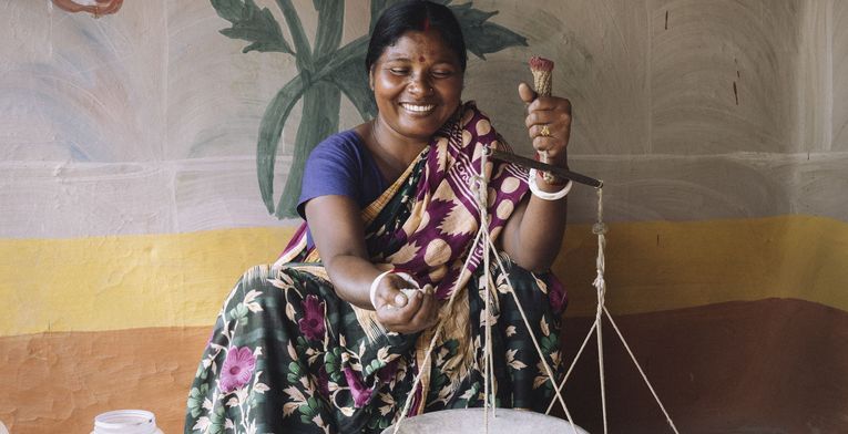 Lagerung von Reis in Rokkhagola. Jede Familie bringt jede Woche ein Kilo Reis zur Abgabe in das Rokkhagola-System.Projektpartner:  CCBVO - Centre for Capacity Building of Voluntary Organization