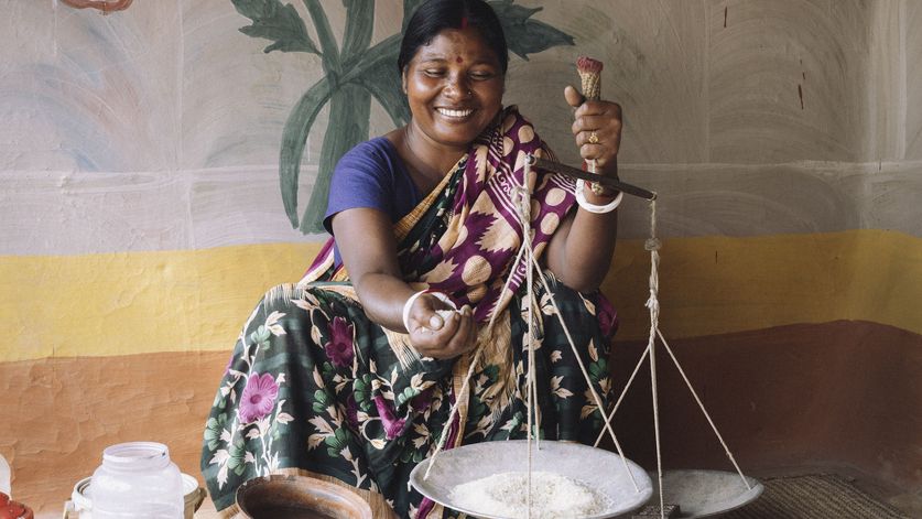 Lagerung von Reis in Rokkhagola. Jede Familie bringt jede Woche ein Kilo Reis zur Abgabe in das Rokkhagola-System.Projektpartner:  CCBVO - Centre for Capacity Building of Voluntary Organization