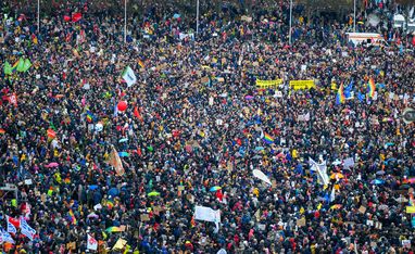 Blick vom Reichstag auf die Demo „Wir sind die Brandmauer“ gegen Faschismus. Berlin, 03.02.2024