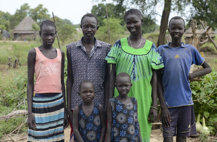 Neues Leben für Kriegsflüchtlinge aus Südsudan AETHIOPIEN, Gambela, Projekte EECMY-DASSC, Region Itang, Dorf Pilual der Ethnie NUER, Hof von Herr Mun Kunen 36 Jahre und Frau Neelam 32 Jahre , sie sind vor dem Buergerkrieg aus dem Suedsudan gefluechtet, Mun und Neelam mit ihren Kindern