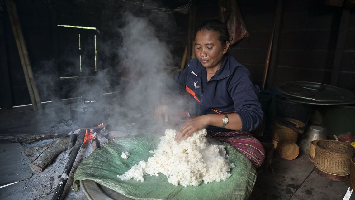 Küche von Frau Enang Khaikeo "Me Noy", gart Klebreis.Projektpartner:  ACD - Association for Community Development