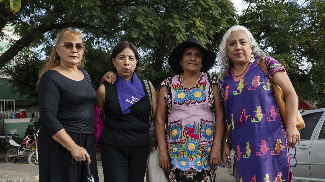 Oaxaca, Mexiko, 25.11.2025: Von links nach rechts Zoila Bengochea, Maria de Lourdes López Velasco, Yolanda Pérez, Yésica Sánchez Maya Der Orange Day, ein internationaler Aktionstag zur Bekämpfung von Gewalt gegen Frauen und Mädchen, wird in Oaxaca mit einem Demozug vom bekannten "Antimonumenta" bis ins histroische Zentrum begangen.