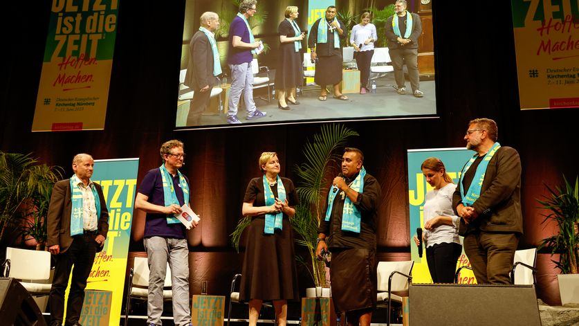 Ein sattes Fest des Lebens. Ein Abend mit Brot für die Welt, Misereor und Eckart von Hirschhausen der Stiftung Gesunde Erde – Gesunde Menschen  beim Kirchentag 2023 in der Frankenhalle in Nürnberg. Gespräch mit Dr. Eckart von Hirschhausen, Pfarrerin Dr. Dagmar Pruin, Präsidentin von Brot für die Welt und Diakonie Katastrophenhilfe, Monsignore Pirmin Spiegel (l), Hauptgeschäftsführer MISEREOR,  Rev. James Bhagwan (3.v.r.), Generalsekretär der Pazifischen Konferenz der Kirchen, Suva/Fidschi