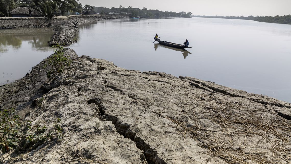 zwei Männer in einem kleinen Boot auf den überfluteten Süßwasserteichen
