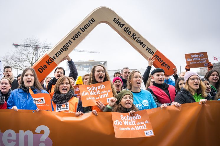 Aktion Bumerang von Brot für die Welt vor dem Paul-Löbe-Haus am 10.11.2025 in Berlin.