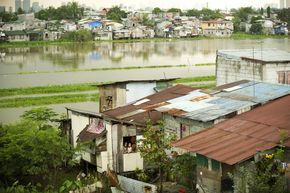 Informelle Siedlung an einem Flussbett in Manila Philippinen