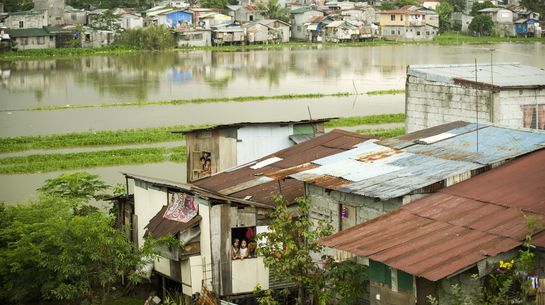 Informelle Siedlung an einem Flussbett in Manila Philippinen