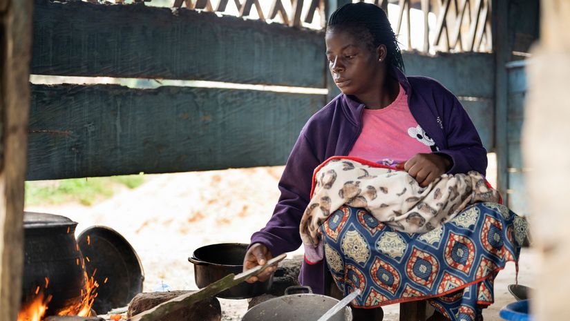 Noch im Morgengrauen kehrt Lah-ne Kolié wieder nach Hause zurück. Sie setzt sich ans Feuer und kocht das Mittagessen für ihre Familie – das Neugeborene auf dem Schoß.