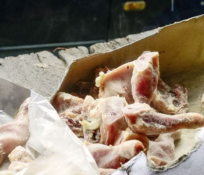 gefrorenes Hühnerfleisch wird zerschnitten