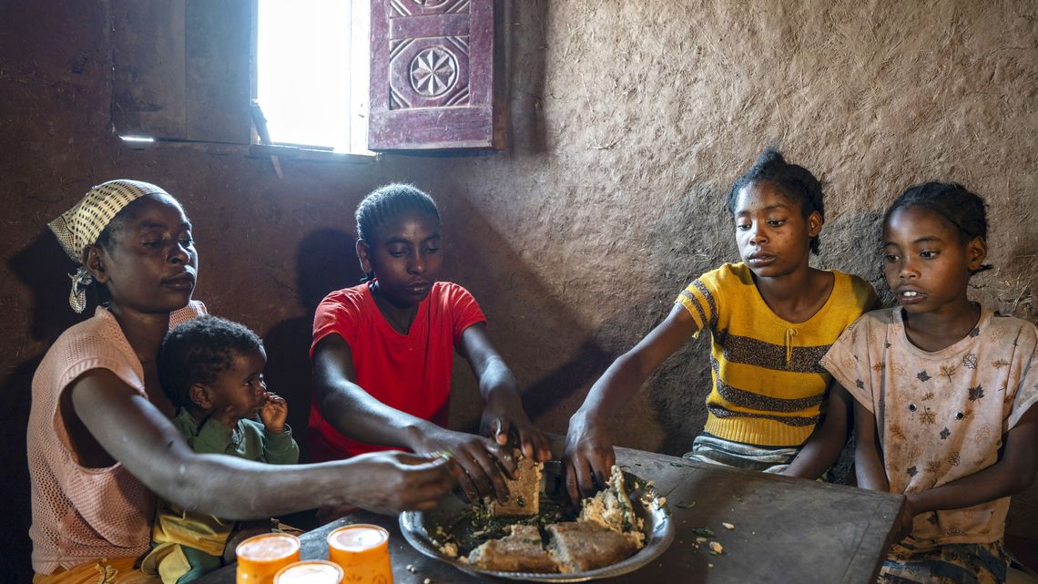 Die Begünstigte Aster Semtet isst mit ihrer Familie zu Mittag: Selam (links), Cheneqech (16, Mitte), Bereket (14, 2. von rechts) und Mehiret (10, rechts) in ihrem Haus am 29. November 2025 in der Zone Bench Sheko, Semien Bench Woreda, in Kuka Kebele, im Südwesten Äthiopiens.Partnerorganisation: EECMY-DASSC