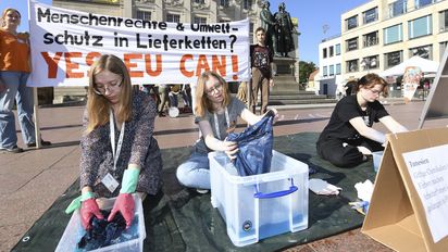 Weimar, 16.9.2023. Youthtopia, die Jugendorganisation von Brot für die Welt hat ihr jährliches Treffen in Weimar.Es finden verschiedene Workshops statt und eine Straßenaktion zu Menschenrechten und Umweltschutz in Lieferketten auf dem Theaterplatz im Stadtzentrum.