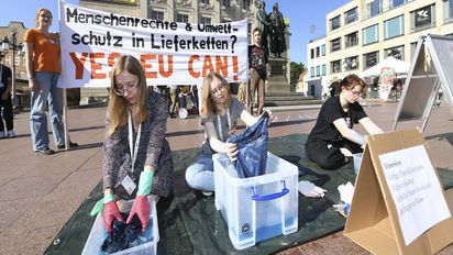Weimar, 16.9.2023. Youthtopia, die Jugendorganisation von Brot für die Welt hat ihr jährliches Treffen in Weimar.Es finden verschiedene Workshops statt und eine Straßenaktion zu Menschenrechten und Umweltschutz in Lieferketten auf dem Theaterplatz im Stadtzentrum.