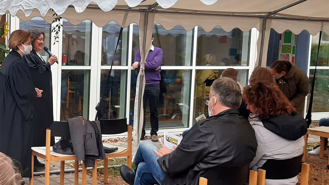 stellv. Kirchenpräsidentin Ulrike Scherf und Pfarrerin Dagmar Diehl begrüßen die Anwesenden