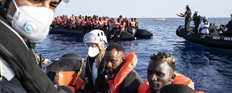 Die Sea-Watch 4 Crew rettet über 90 Migranten aus einem Schlauchboot
