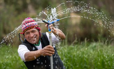 Arariwa in Cusco kümmert sich um die Entwicklung von nachhaltiger Familienlandwirtschaft in der Region.Künstliche Bewässerung:Der Landwirt  Javier Quispe Valle mit seiner gerade installierten künstlichen Bewässerungsanlage.Projektpartner: ARARIWA - Asociacion Arariwa