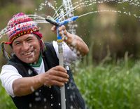 Arariwa in Cusco kümmert sich um die Entwicklung von nachhaltiger Familienlandwirtschaft in der Region.Künstliche Bewässerung:Der Landwirt  Javier Quispe Valle mit seiner gerade installierten künstlichen Bewässerungsanlage.Projektpartner: ARARIWA - Asociacion Arariwa