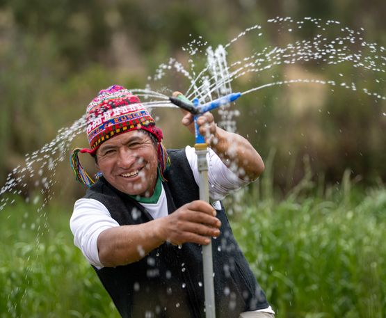 Arariwa in Cusco kümmert sich um die Entwicklung von nachhaltiger Familienlandwirtschaft in der Region.Künstliche Bewässerung:Der Landwirt  Javier Quispe Valle mit seiner gerade installierten künstlichen Bewässerungsanlage.Projektpartner: ARARIWA - Asociacion Arariwa