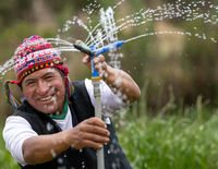 Arariwa in Cusco kümmert sich um die Entwicklung von nachhaltiger Familienlandwirtschaft in der Region.Künstliche Bewässerung:Der Landwirt  Javier Quispe Valle mit seiner gerade installierten künstlichen Bewässerungsanlage.Projektpartner: ARARIWA - Asociacion Arariwa