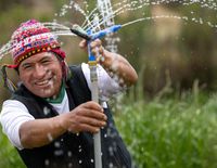 Arariwa in Cusco kümmert sich um die Entwicklung von nachhaltiger Familienlandwirtschaft in der Region.Künstliche Bewässerung:Der Landwirt  Javier Quispe Valle mit seiner gerade installierten künstlichen Bewässerungsanlage.Projektpartner: ARARIWA - Asociacion Arariwa