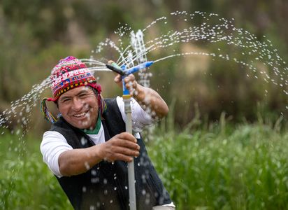 Arariwa in Cusco kümmert sich um die Entwicklung von nachhaltiger Familienlandwirtschaft in der Region.Künstliche Bewässerung:Der Landwirt  Javier Quispe Valle mit seiner gerade installierten künstlichen Bewässerungsanlage.Projektpartner: ARARIWA - Asociacion Arariwa