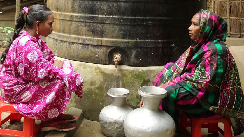 Aklima Begum (34, rechts) und ihre Tochter Mizanur (13) holen Wasser am Regenwasserspeicher in Charlathimara.Projektpartner: Christian Commission for Development in Bangladesh (CCDB)