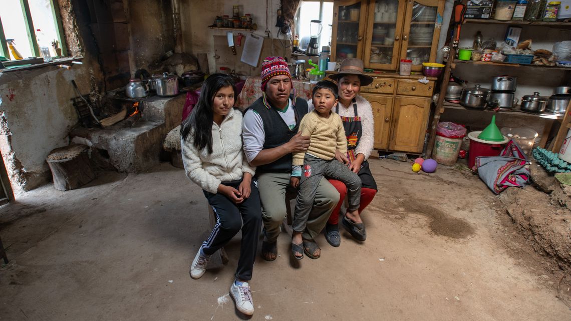 Javier Quispe Valle, seine Frau Alicia und die beiden Kinder Yhordani und Yoseline in ihrem bescheidenen Haus