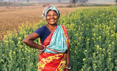 Sundori Murmu (35) im Feld mit Senfpflanzen.Projektpartner:  CCBVO - Centre for Capacity Building of Voluntary Organization.Am ersten Advent eröffnet Brot für die Welt die 65. Aktiion "Wandel säen".
