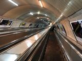 Die Rolltreppe zum Bahnsteig der Metro. Die Fahrt dauert mehrere Minuten. Nur selten ist sie so leer wie hier.
