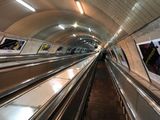 Die Rolltreppe zum Bahnsteig der Metro. Die Fahrt dauert mehrere Minuten. Nur selten ist sie so leer wie hier.