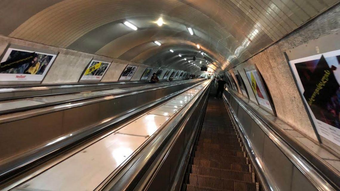 Die Rolltreppe zum Bahnsteig der Metro. Die Fahrt dauert mehrere Minuten. Nur selten ist sie so leer wie hier.