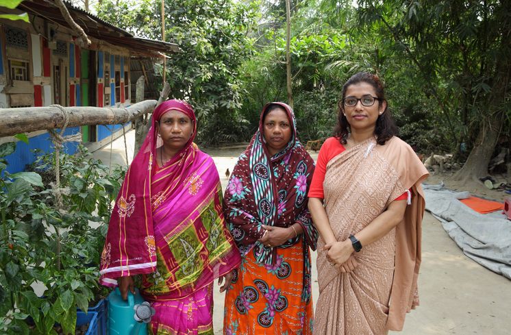 Aklima Begum (34, links) mit CCDB-Direktorin Juliate Keya Malakar (43, rechts) und Beby Begum (mitte) im hängenden Garten.Projektpartner: Christian Commission for Development in Bangladesh (CCDB)