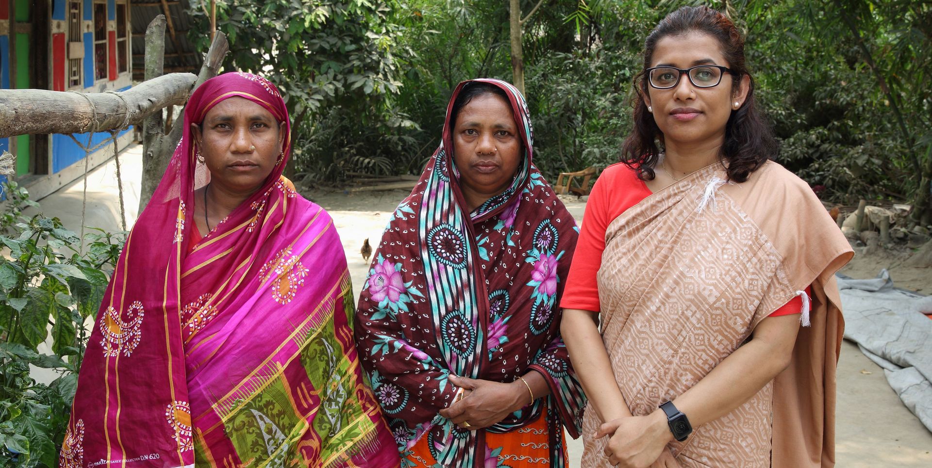 Aklima Begum (34, links) mit CCDB-Direktorin Juliate Keya Malakar (43, rechts) und Beby Begum (mitte) im hängenden Garten.Projektpartner: Christian Commission for Development in Bangladesh (CCDB)