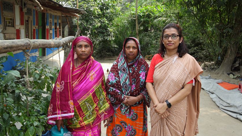 Aklima Begum (34, links) mit CCDB-Direktorin Juliate Keya Malakar (43, rechts) und Beby Begum (mitte) im hängenden Garten.Projektpartner: Christian Commission for Development in Bangladesh (CCDB)