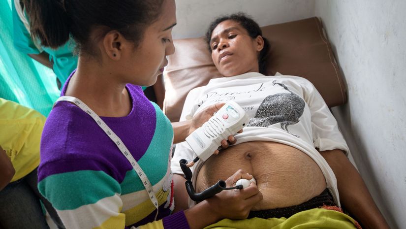 eine Frau mach bei einer Schwangeren einen Ultraschall