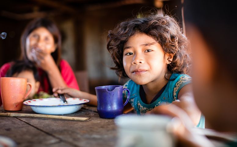 Adriana (9) having Breakfast. Her Family is supported by the paraguayan partner organisation Oguasu. (Photo: Katrin Harms)