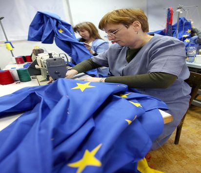 Romanian women working on European Union flags at a textile factory in Bucharest, Thursday 28 December 2006. Romania will officialy join European Union on 01 January 2007. EPA/ROBERT GHEMENT +++(c) dpa - Report+++