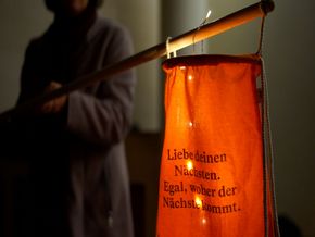 Von innen beleuchteter Klingelbeutel
