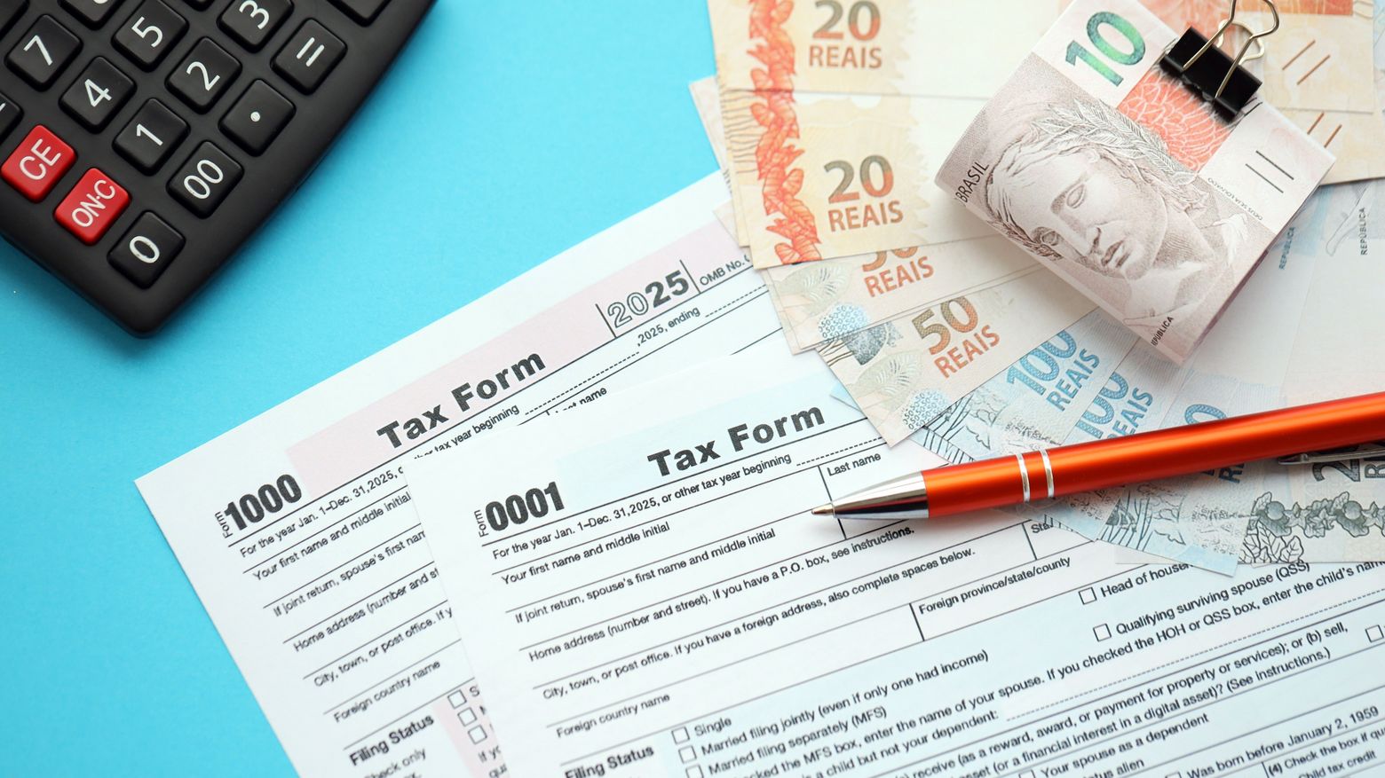 Steuerformulare und Geldscheine symbolisieren die brasilianische Steuerreform.