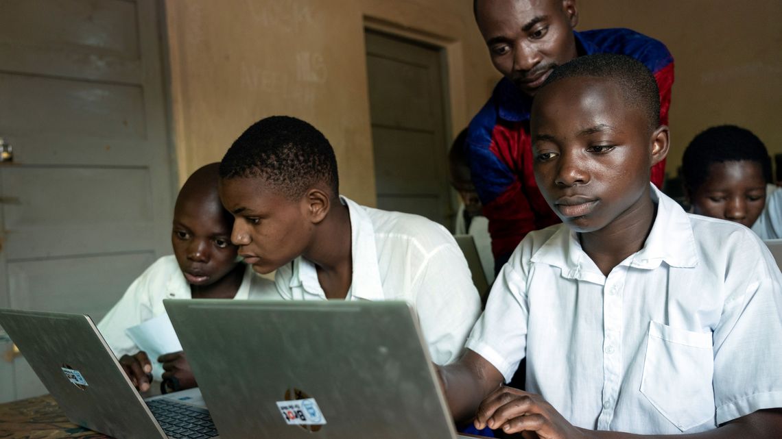 Die Laptops ermöglichen es Bien Aimé, endlich, ins Internet zu gehen – das Tor zur Welt.