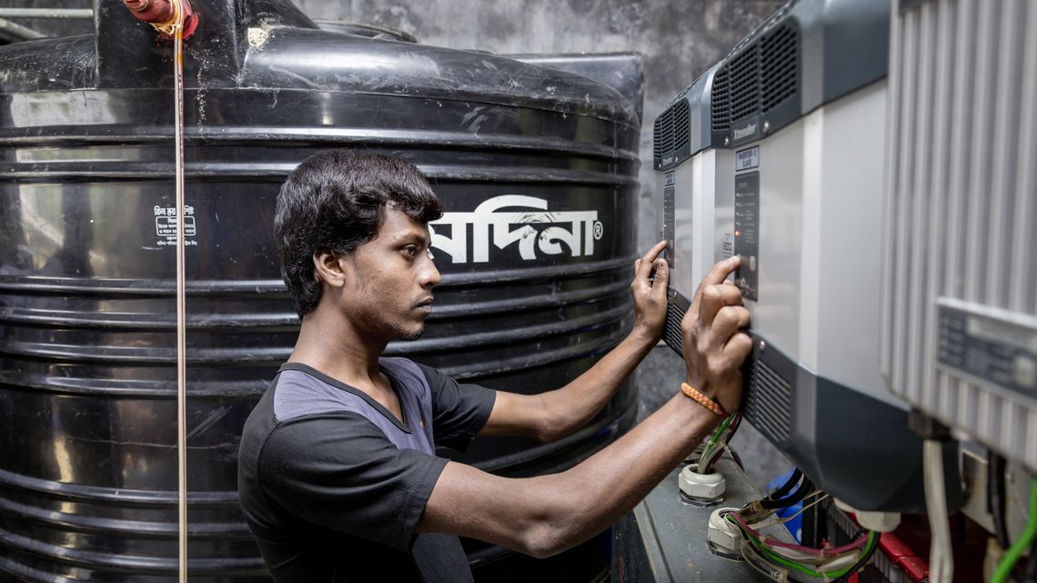 Biswajet Biswas, bedient die CCDB Wasseraufarbeitungsanlage von Vamia