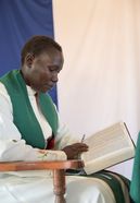 ACK Anglican Church of Kenya, evangelischer Gottesdienst in der St. Pauls Kirche am Sonntag, Priesterin Rev. Naomi Aleper, seit 2019 Priesterin der ACK, sie gehört zur Volksgruppe der Turkana