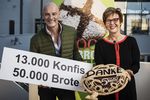 Pressefoto DEU, Deutschland, Berlin,16.11.2016: Der deutsche Schauspieler Simon Licht, Botschafter des deutschen Brotes 2016 und Pfarrerin Dr. h. c. Cornelia Fuelkrug-Weitzel, Praesidentin von Brot für die Welt - Evangelischer Entwicklungsdienst im EWDE und Präsidentin der Diakonie Katastrophenhilfe halten Brot und Plakate zu der Aktion „5.000 Brote – Konfis backen Brot für die Welt“(Hermann Bredehorst/Brot fuer die Welt,)