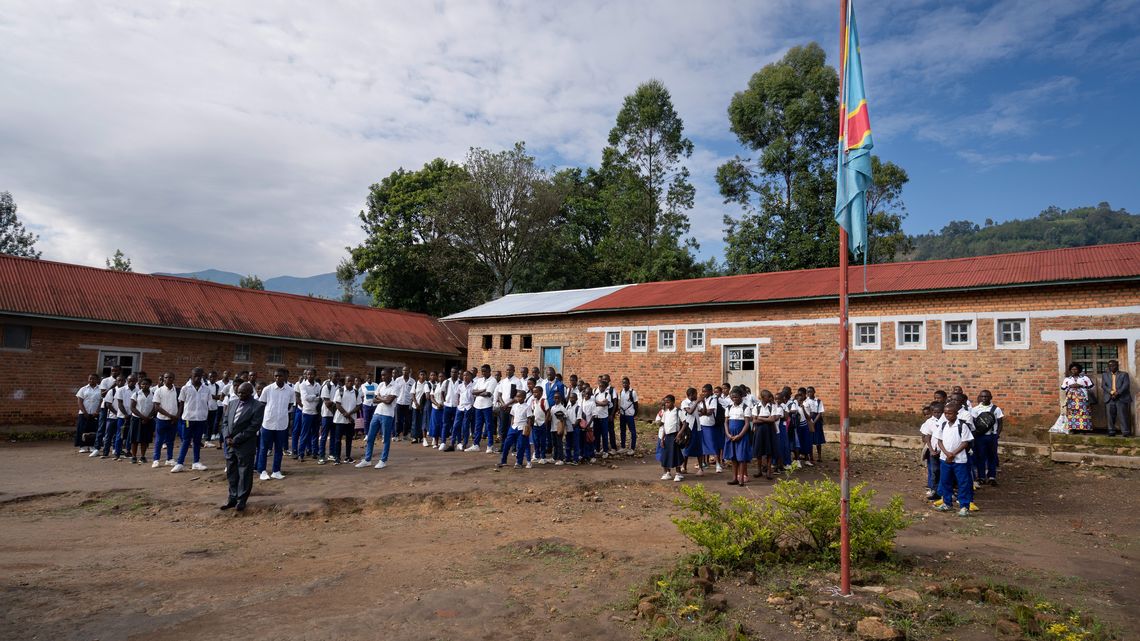 An der protestantischen weiterführenden SchuAuf dem Schulhof der weiterführenden Schule findet am Morgen ein gemeinsames Gebet statt.