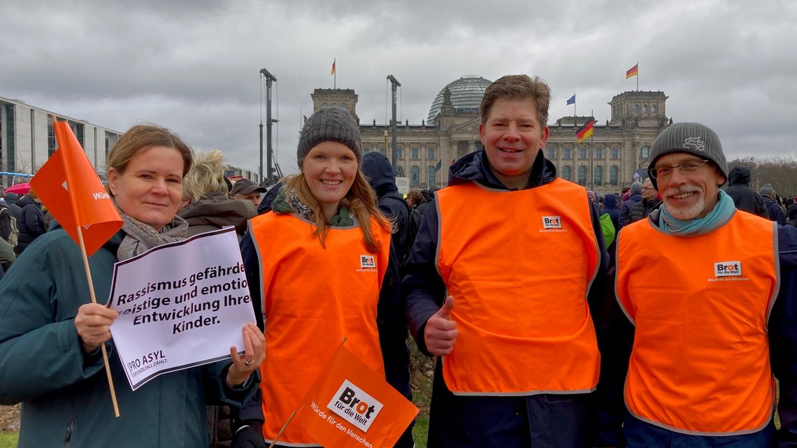 Gruppe bei der Kundgebung Wir sind die Brandmauer