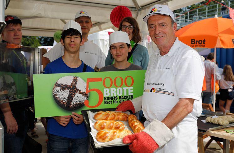 Backaktion am Stand von Brot für die Welt im Zentrum Jugend. Kinder und Jugendliche können unter Anleitung eines Bäckers hefezöpfe flechten , die direkt gebacken werden. Jede/r kann anschließend die noch warmen Brote essen.