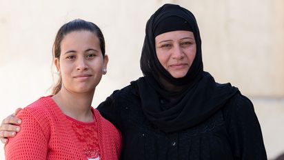 zwei Frauen vor einem Haus, Mutter und Tochter