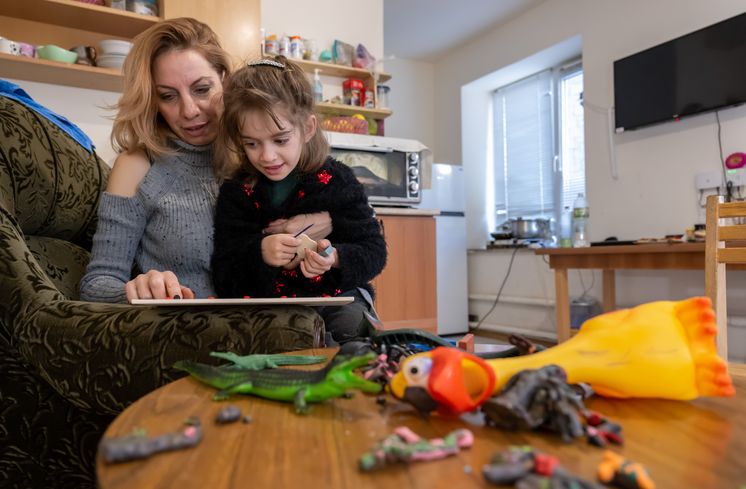 Nelly Harutunyan liest ihrer Tochter Milena aus einem Buch vor