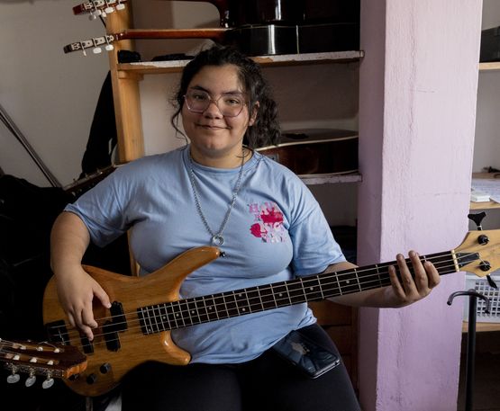 Die 16-jährige Anabella Jazmin Muñoz während ihres Unterrichts mit einigen Freunden im ASE-Zentrum in San Fernando, Provinz Buenos Aires, Argentinien, am 18. November 2025. Partnerorganisation: FHdO